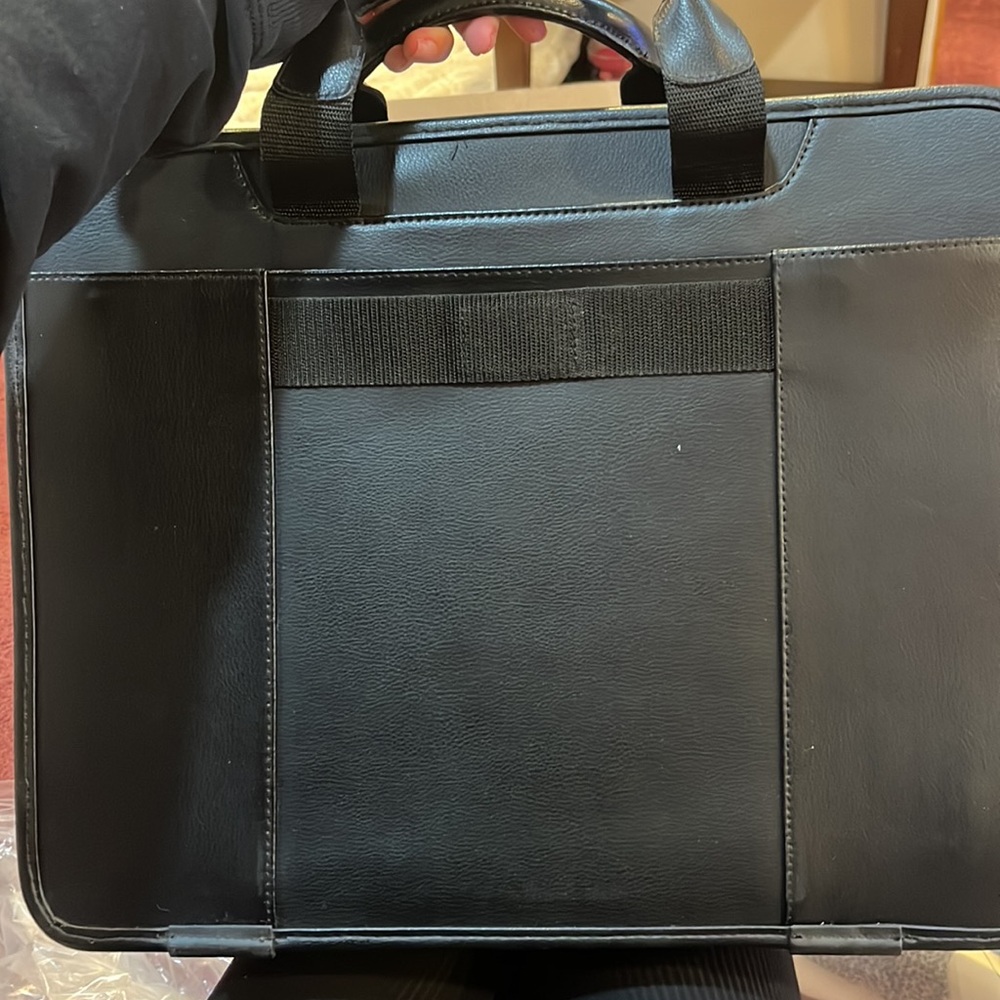 Think pad briefcase with lots of storage - Picture 3 of 3